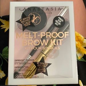 Anastasia Beverly Hills Melt proof brow kit .